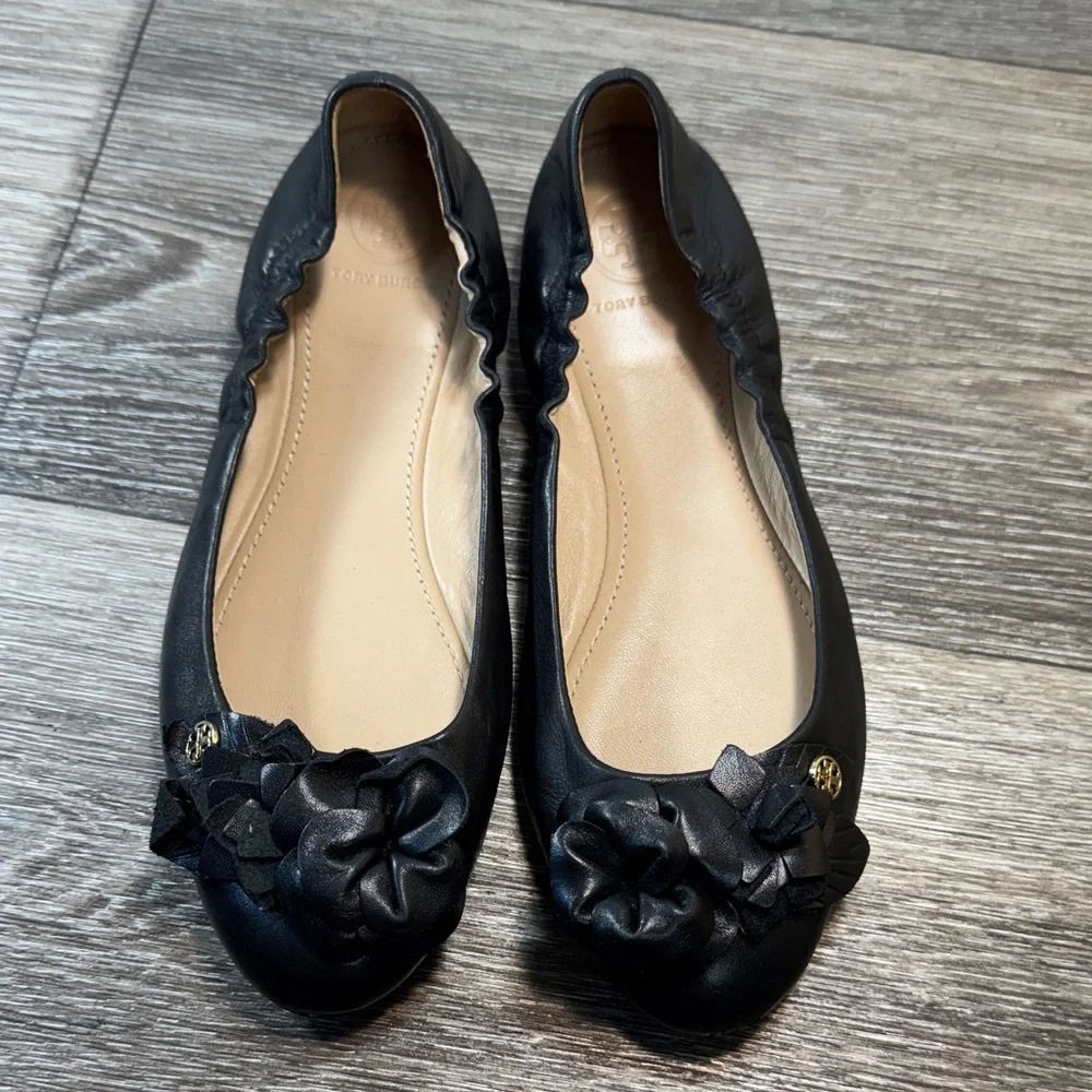 Tory Burch Black Leather Women's Flats with Floral Detail size 7M (j125)